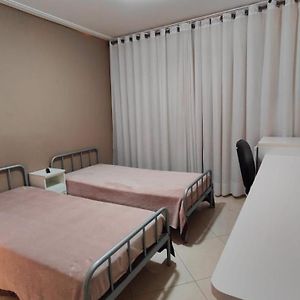 Quarto Com 2 Camas De Solteiro Ar Condicionado Frigobar Smart Tv E Cafe Da Manha
